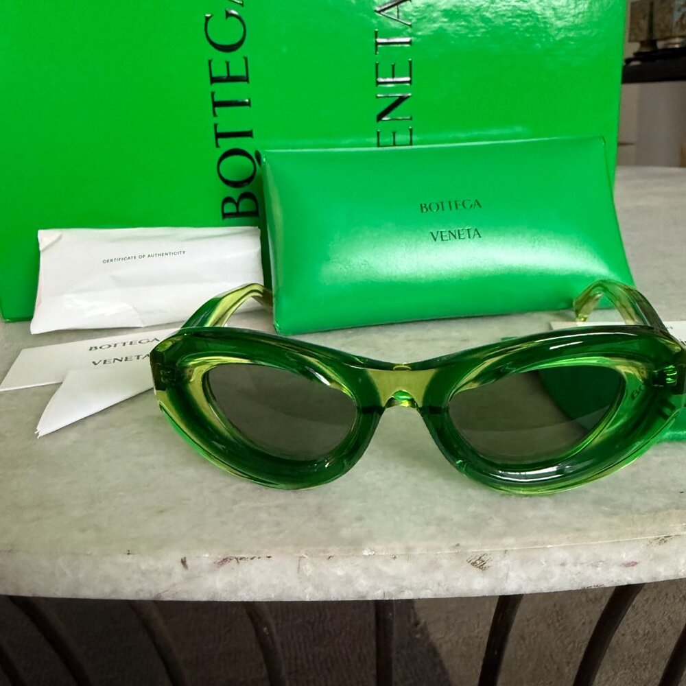 BOTTEGA VENETA Women's Green Cat Eye Sunglasses 703244 - Picture 5 of 16